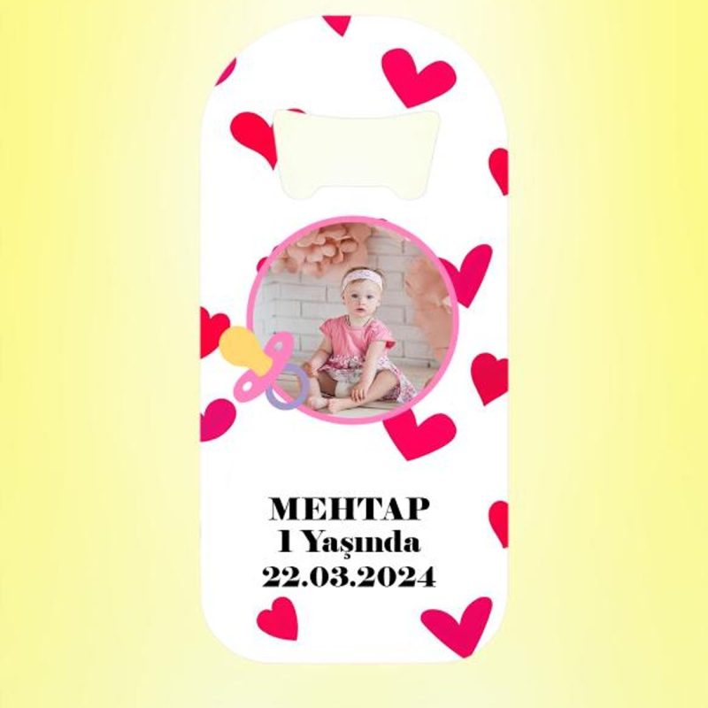 Kız Bebek Emzikli Resimli Kalp Desenli Magnet Açacak Kişiye Özel