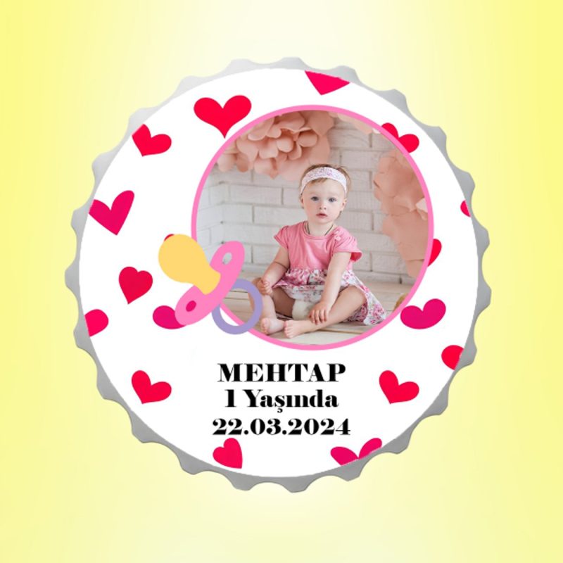 Kız Bebek Resimli İsimli Kalp Emzikli Kapak Magnet Açacak Kişiye Özel
