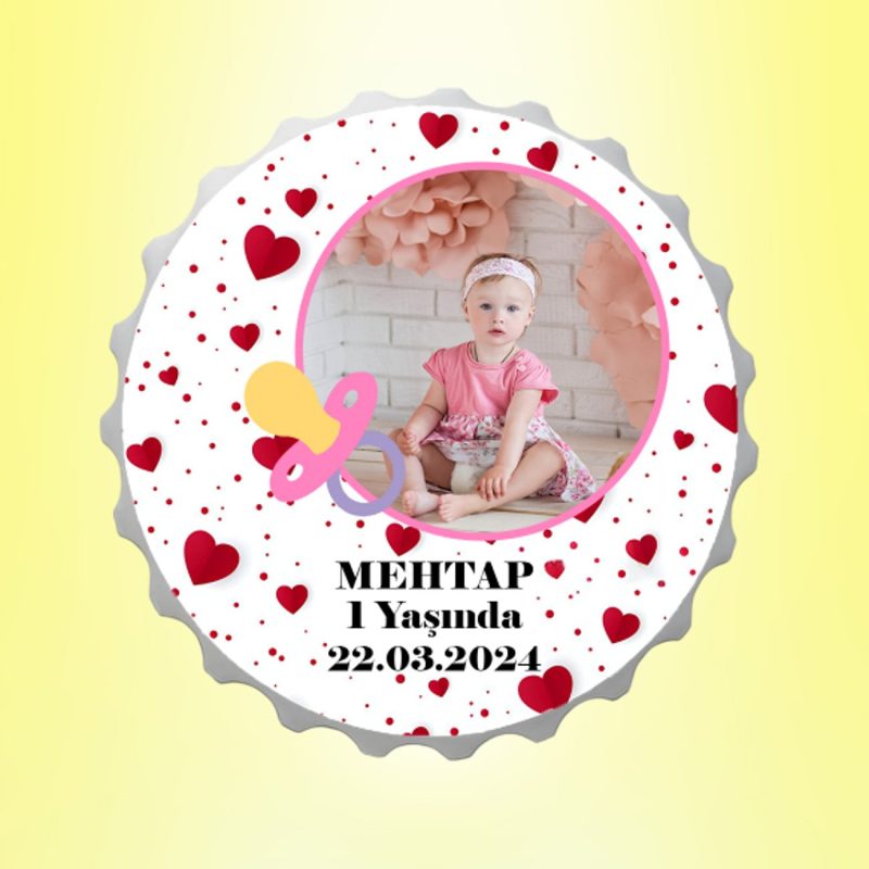Kız Bebek Resimli İsimli Kalpli Emzikli Kapak Magnet Açacak Kişiye Özel