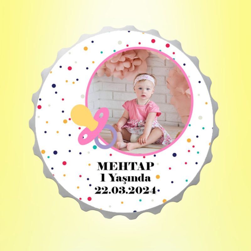 Kız Bebek Resimli İsimli Puantiyeli Emzikli Kapak Magnet Açacak Kişiye Özel
